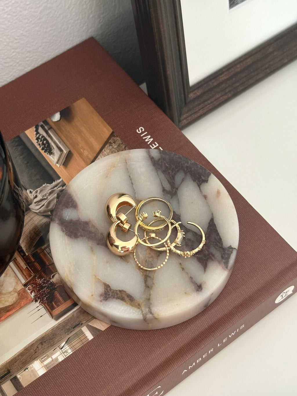 Natural Calacatta Viola Marble Tray
Our most loved classic calacatta marble from Turkey is a statement for your space. The colour & veining is unique to each cut.

Use it to display your jewellery, or even as a statement trinket on a coffee table. 

Refined, luxurious & polished.

MATERIAL*
Luxurious thick Calacatta Viola marble. approx 2cm.