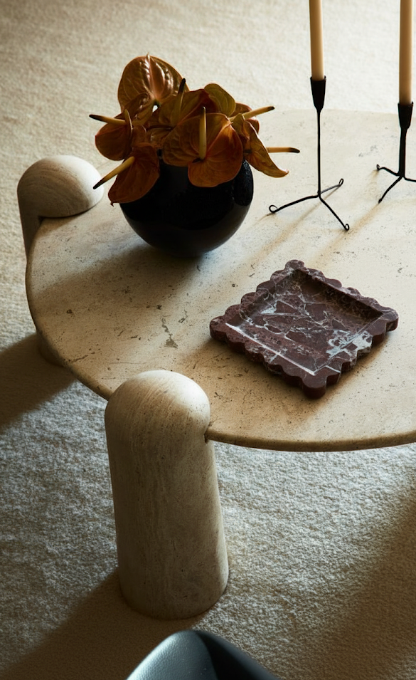 natural rosa levanto burgundy marble scallop tray on travertine round table in living room design